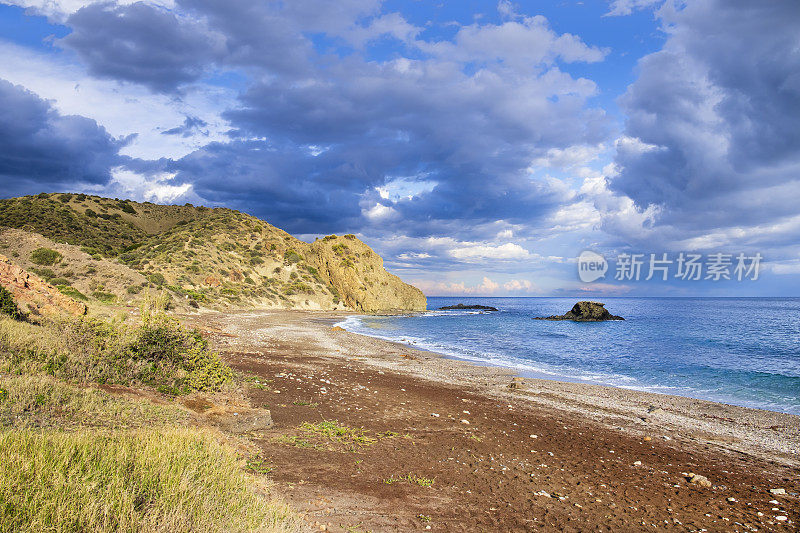 Playa del Sombrerico，西班牙安达卢西亚的一个偏远海滩